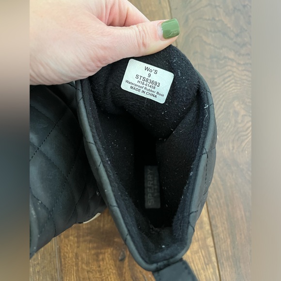 Women’s Sperry waterproof quilted black boots - Picture 2 of 6